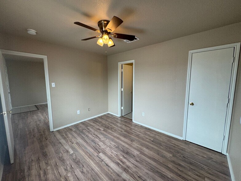 Building Photo - 5702 Greengate Dr