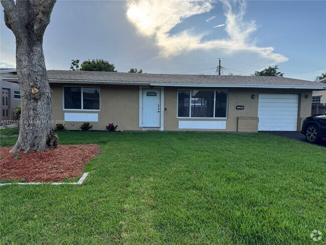 Building Photo - 2340 Oleander Dr
