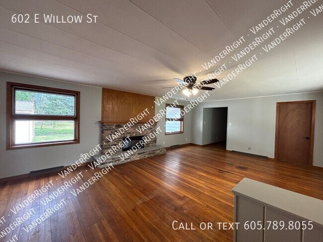 Building Photo - 602 E Willow St