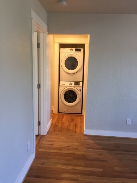 Building Photo - Remodel Hardwood Floors, Quartz, SS Appli,...