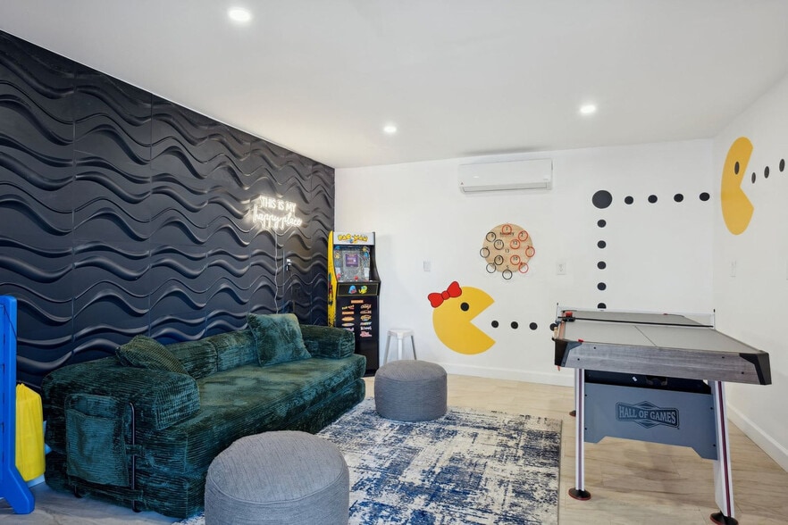 Building Photo - 636 E 6th Pl