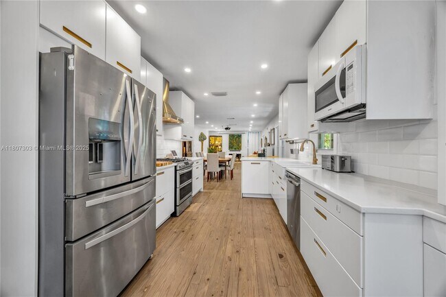 Building Photo - 5023 SW 59th Ave