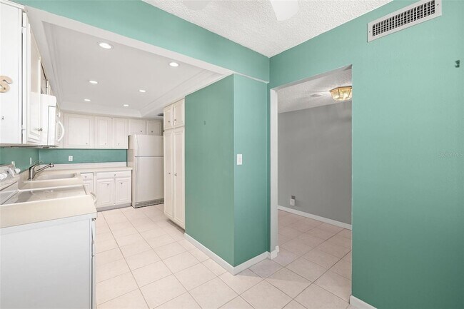 Building Photo - 9415 Blind Pass Rd