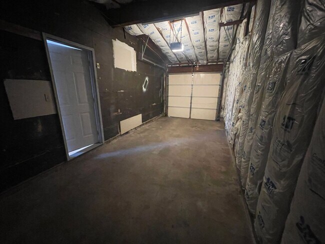 Building Photo - 3 bedroom 1 bath near 37th Gage