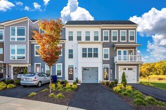 Building Photo - The Enclave At Gambrill View