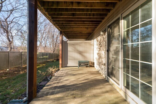 Building Photo - *UPCOMING* 3 Bedroom 2.5 Bath Town-Home Lo...