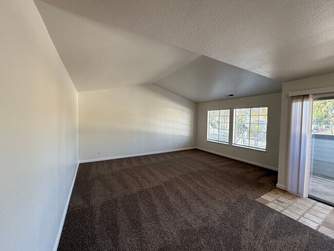 Building Photo - Parkview Condo close to shopping & Freeway!