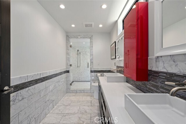Building Photo - 3655 Glenridge Dr