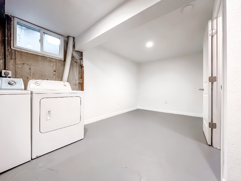 Building Photo - 2282 S Oakland Way