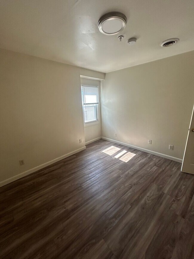 Building Photo - Now Leasing for June 2025 – Ideal 2-Bedroo...