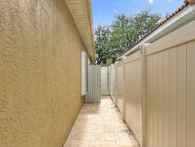 Building Photo - Gorgeous 3 bedroom 2 bath Single Family Home in Delray Beach
