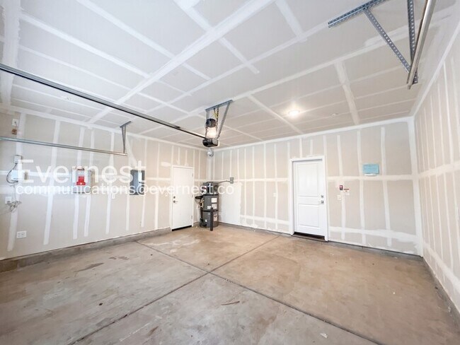 Building Photo - 4-Bed/3-Bath Home/Voucher Accepted/Available Now!