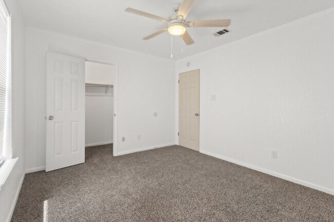 Building Photo - Close to Fort Hood! Town Home featuring 2 Bedrooms, 1.5 Baths, and 1 Car Garage