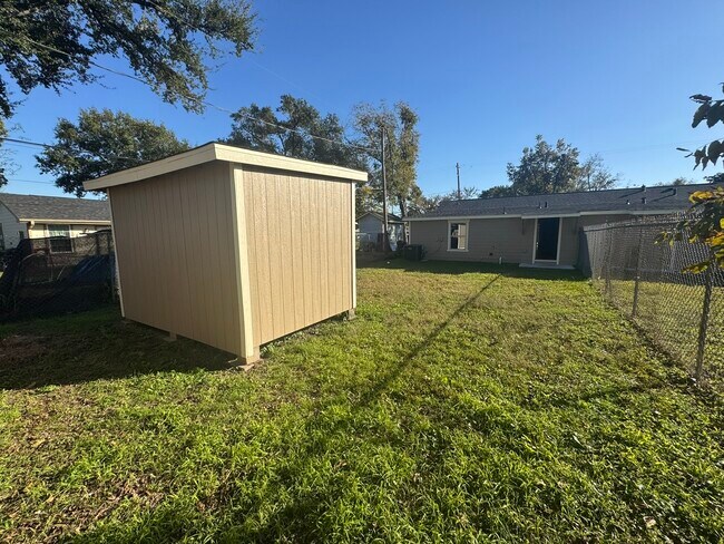 Building Photo - 207 E Mitchell Rd