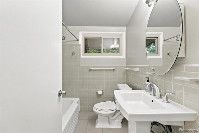 Building Photo - 1011 Brooklawn Dr