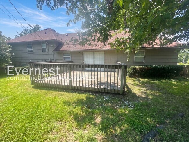 Building Photo - 3 Bed, 2 Bath Home with Fenced Yard & Garage / Pet-Friendly / Vouchers Accepted / Available Now!