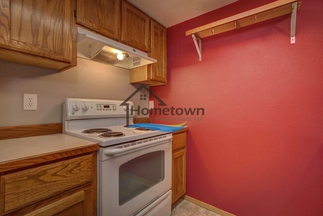 Building Photo - Very Nice 2 Bed Home with Fully Fenced Bac...