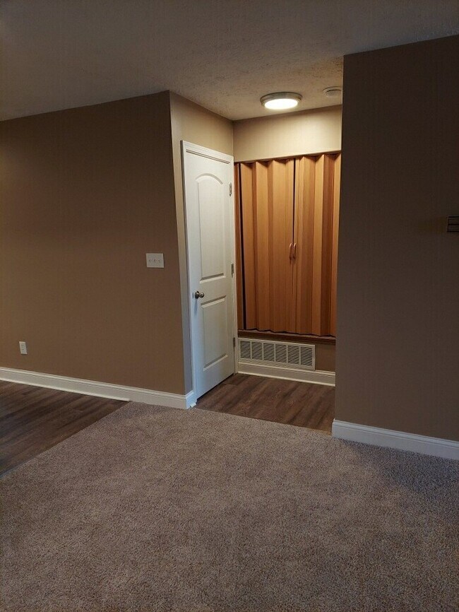 Building Photo - Gorgeous Remodeled 2 Bedroom 1.5 Bath Cond...
