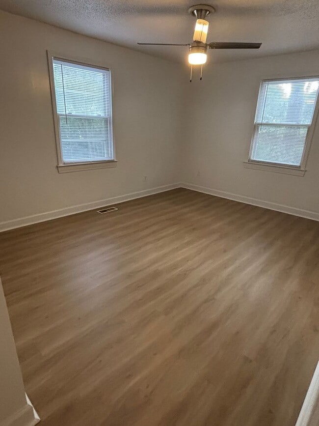 Building Photo - 2211 Lavera Dr