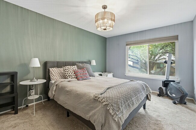 Building Photo - 905 Silver Quail Ln