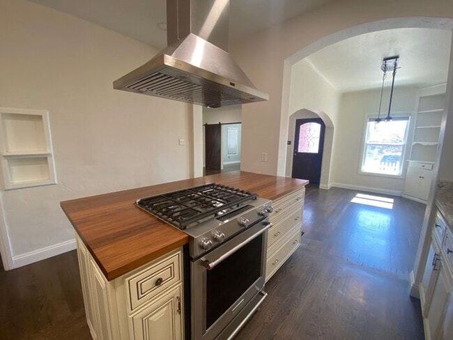 Building Photo - Fabulous Reno Historical House - Charming ...