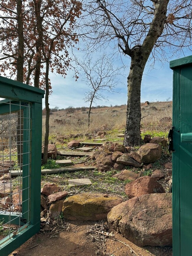 Building Photo - Rustic Charm