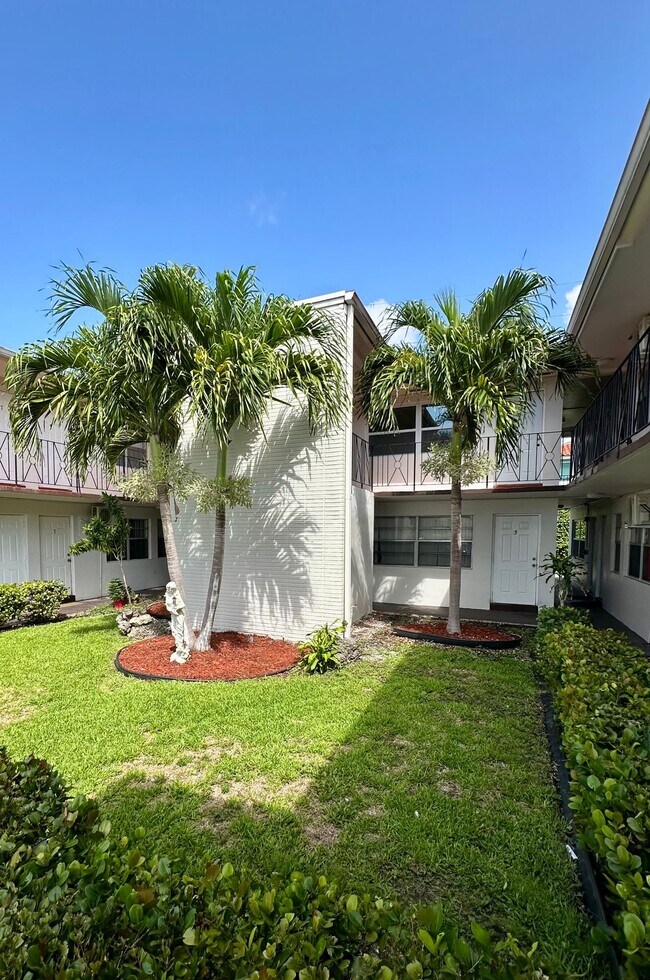 Building Photo - 2 bedroom 1 bathroom Apartment For Rent Now