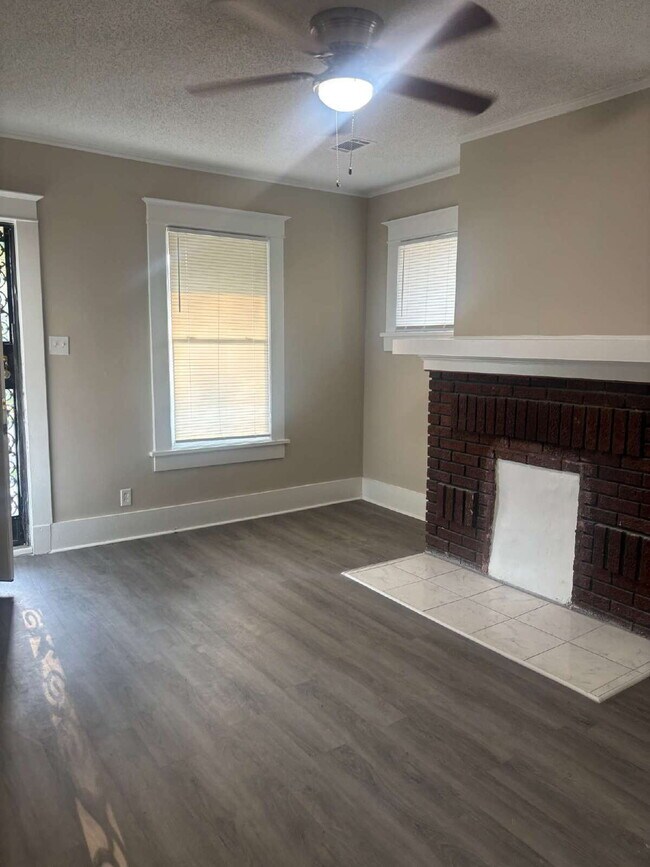 Building Photo - "Charming 3-Bedroom Home with Gleaming Hardwood Floors in Vibrant Memphis Neighborhood!"