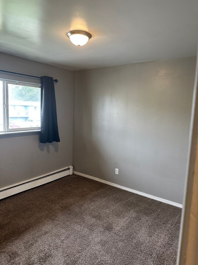 Building Photo - Available now 3 Bed/1 Bath - Heat included!