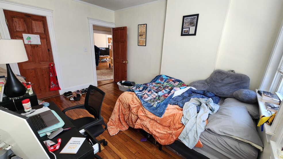 Building Photo - 213 Kelton St