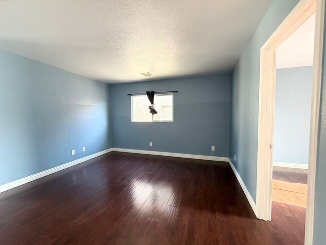 Building Photo - Beautiful 2-story home offering 3 bedrooms, 2.5 bathrooms