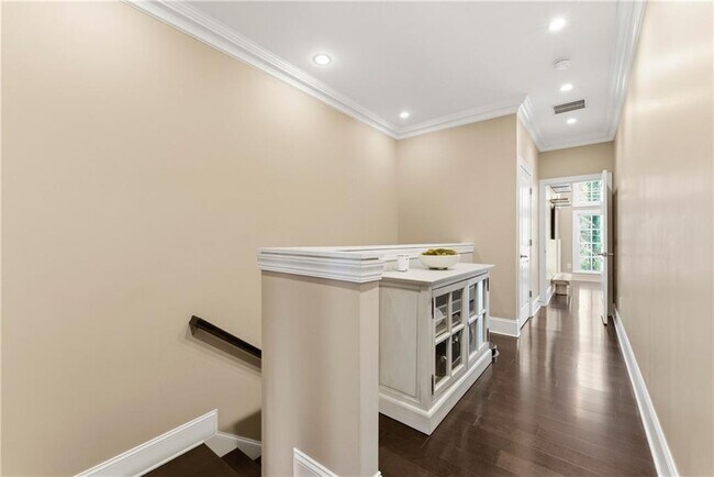 Building Photo - 2910 Hermance Dr NE