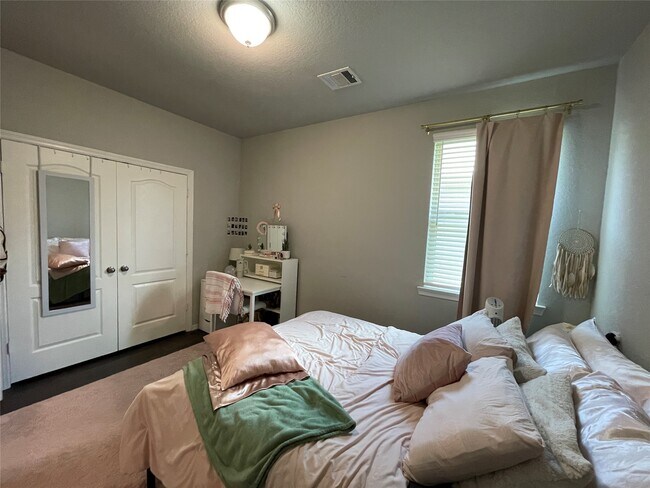 Building Photo - 25511 Northpark Lake Dr