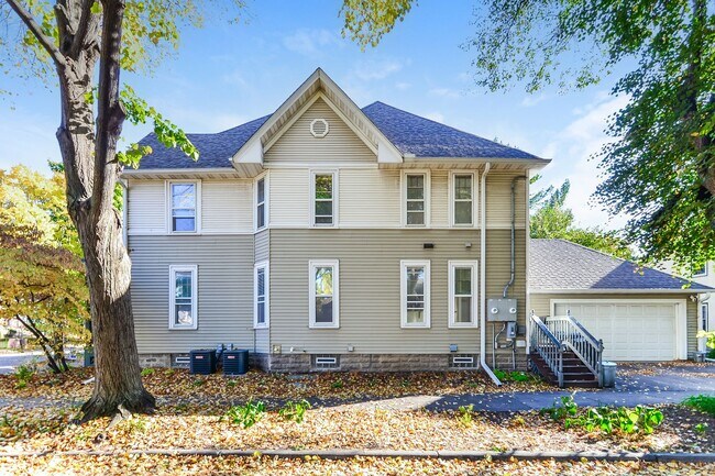 Building Photo - 440-442 4th Street NE