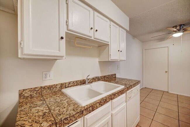 Building Photo - READY TO TOUR NOW! Adorable 2 Bath 1 Bed Home in Glendale