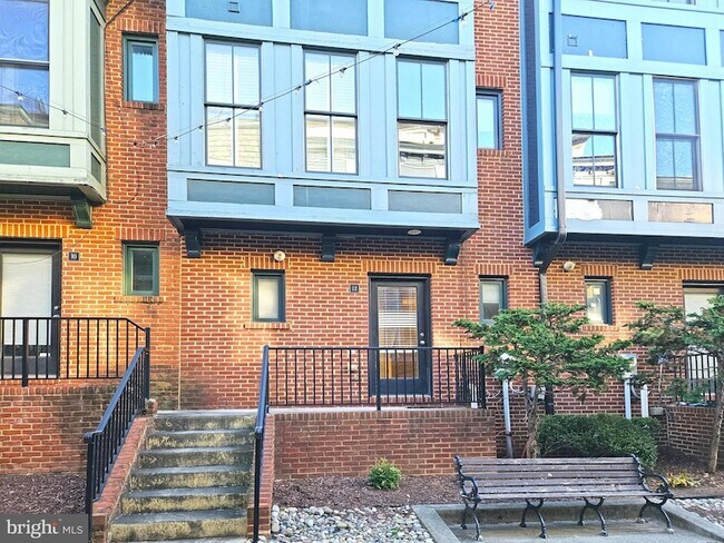 Building Photo - 12 S Regester St