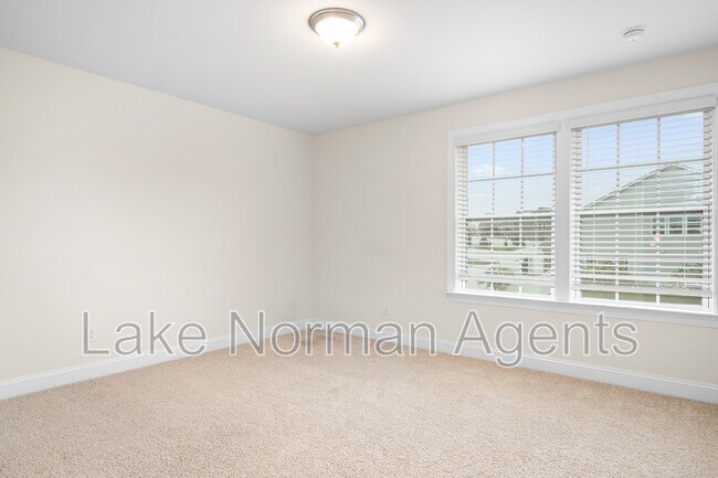 Building Photo - 196 Longleaf Dr