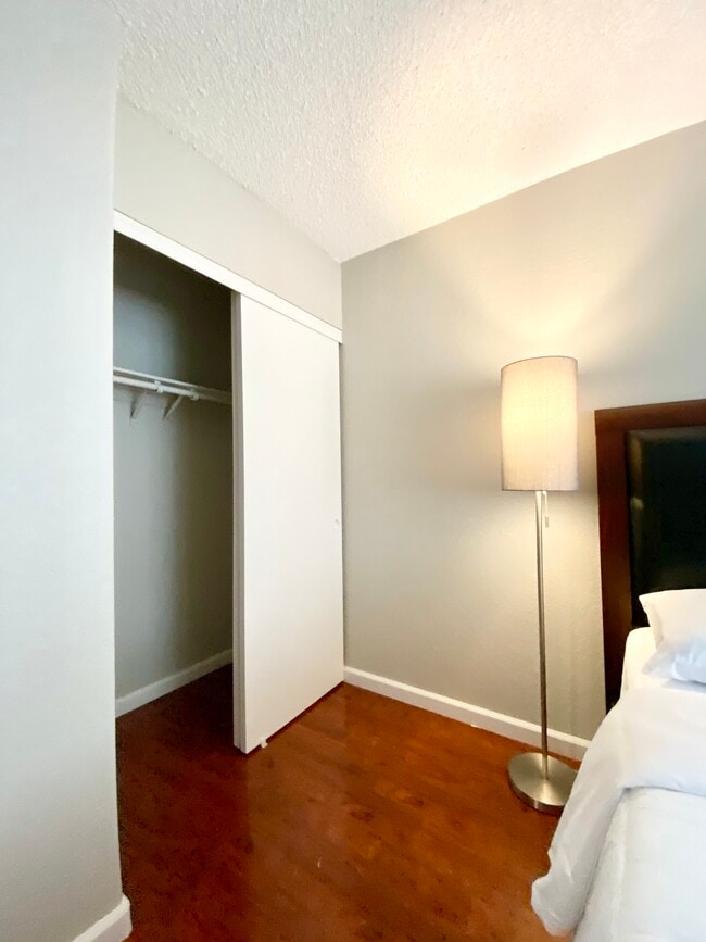 Building Photo - 211 Mission Laguna Ln