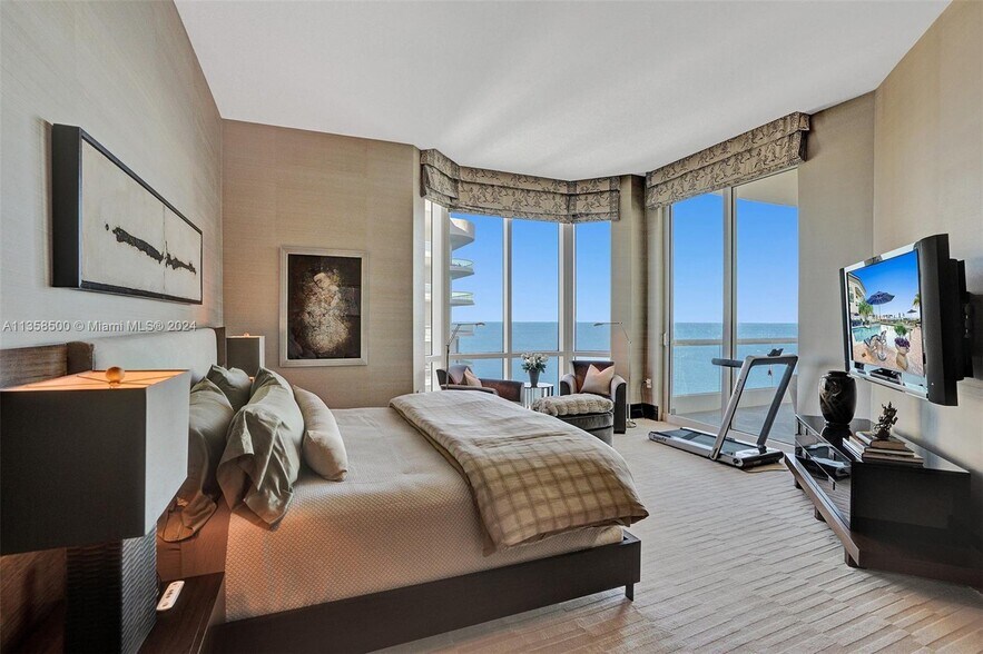Building Photo - 16047 Collins Ave