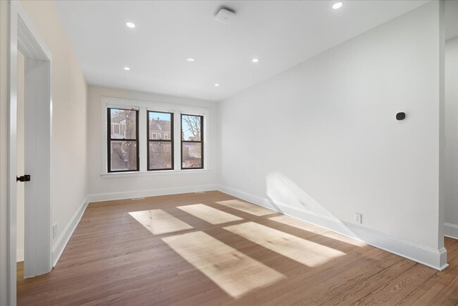 Building Photo - 4636 N Hamilton Ave