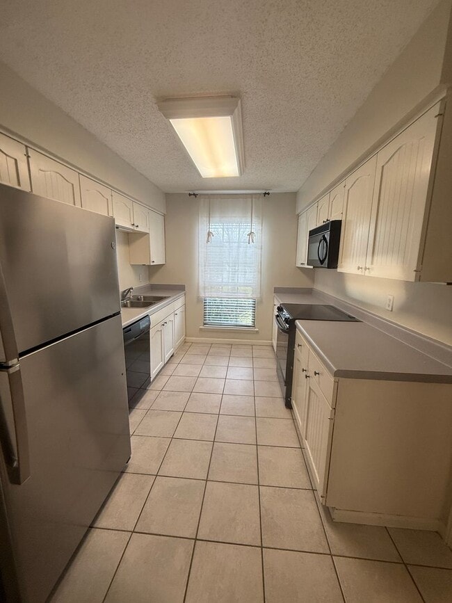 Building Photo - Beautiful 2 Bedroom Townhome off Jefferson