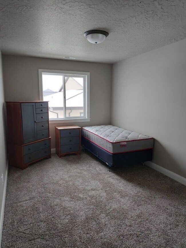 Building Photo - 404 W 1325 N