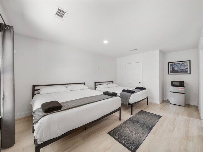 Building Photo - 8007 Beluche Dr