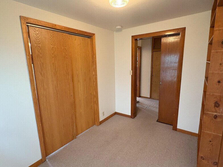 Building Photo - 1116 E Davenport St