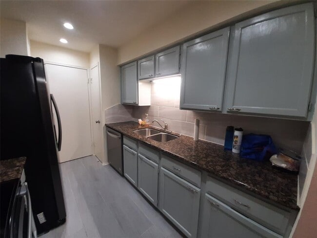 Building Photo - 9700 Leawood Blvd