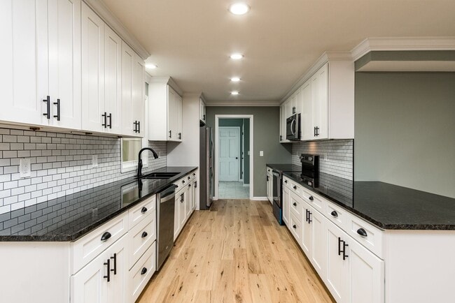 Building Photo - Newly renovated 4 Bedroom 3 Bathroom Home ...