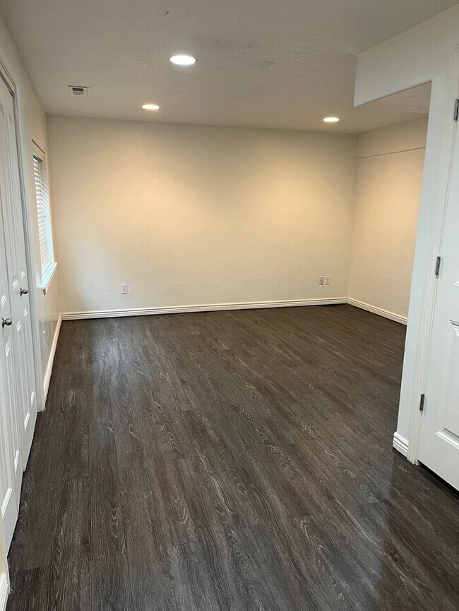 Building Photo - Fantastic Murray 3 Bedroom Townhome!