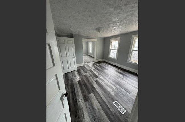 Building Photo - 3124 W 11th Pl