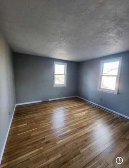 Master Upstairs Bedroom - 7 Avon Dr
