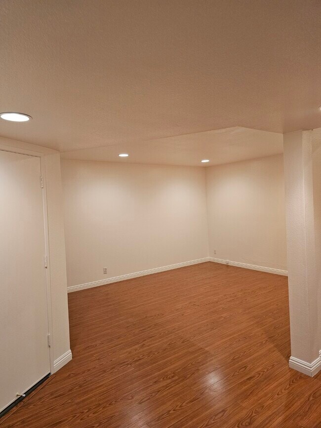 Building Photo - 25 Weepingwood